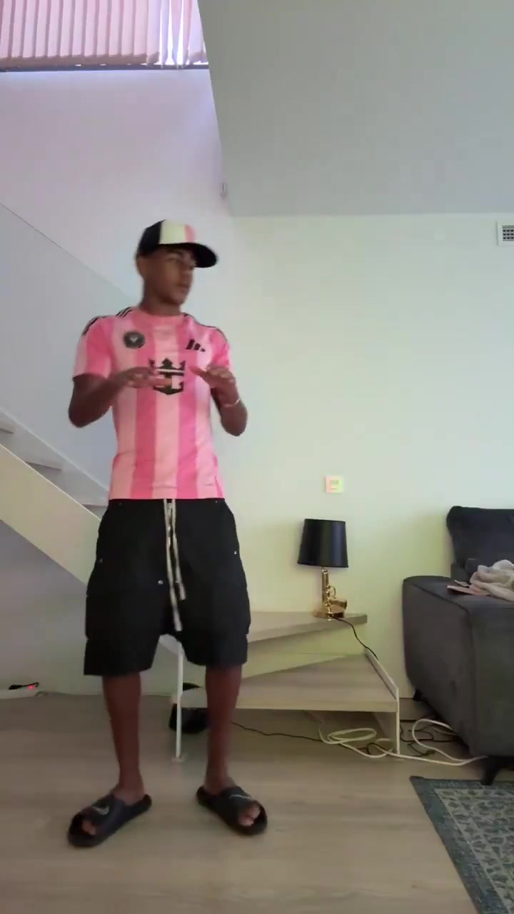 ??致敬？亞馬爾社媒曬視頻跳尬舞，身穿梅西的邁阿密國際球衣