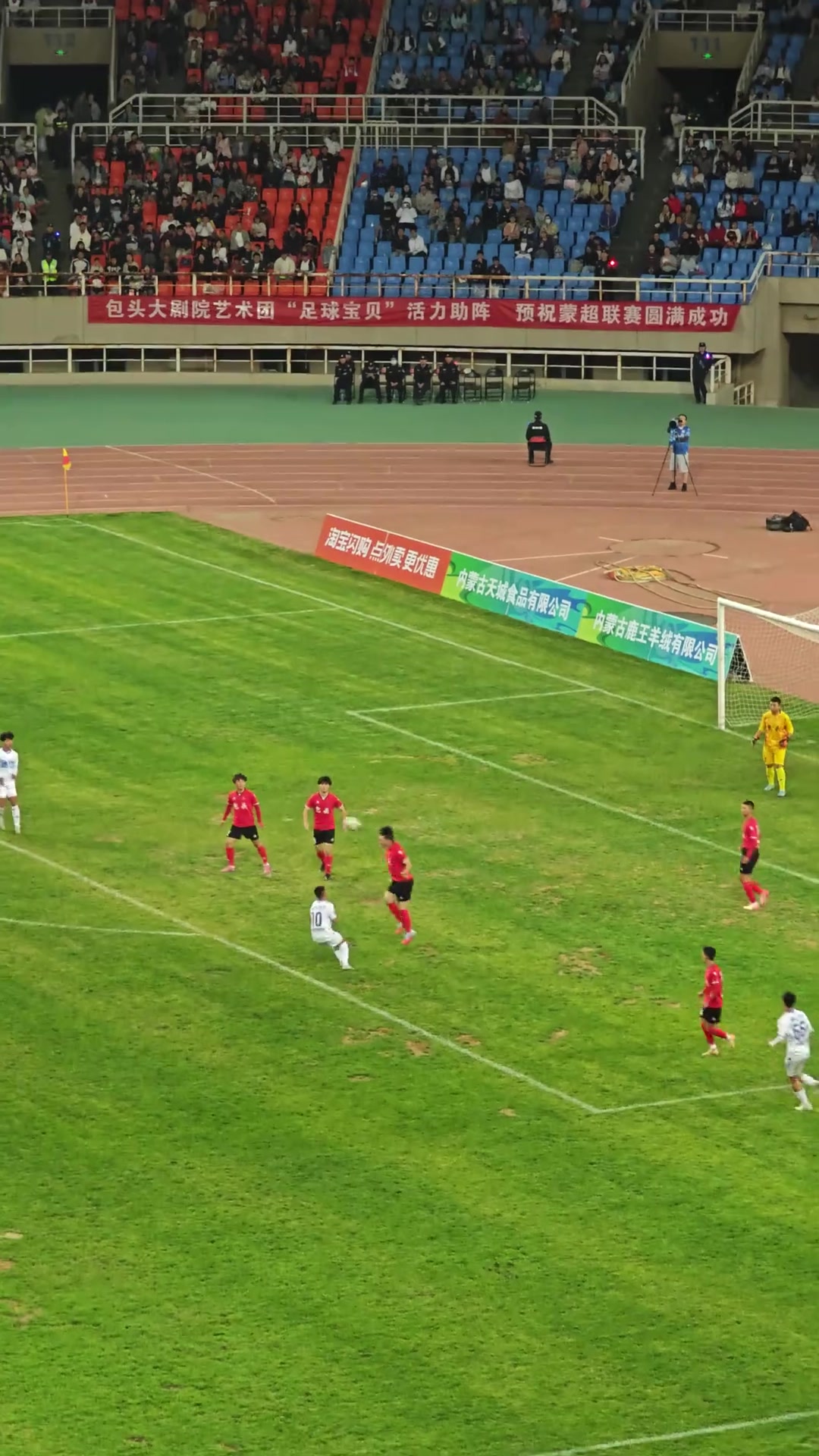 “蒙超”通遼隊39號球員連續(xù)解圍失誤，送對手1V5破門