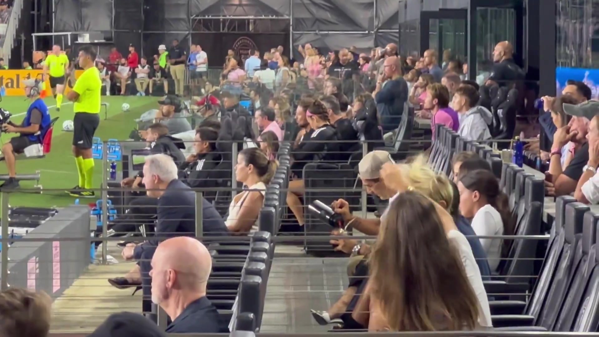 師傅你做什么工作的？被禁賽的蘇亞雷斯在場邊給球隊(duì)老板泡馬黛茶