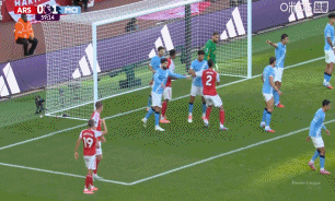 特羅薩德傳中，中路約克雷斯沒反應過來