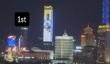 亮相中國上海外灘巨幕！追夢：媽媽我做到了 永懷感恩！