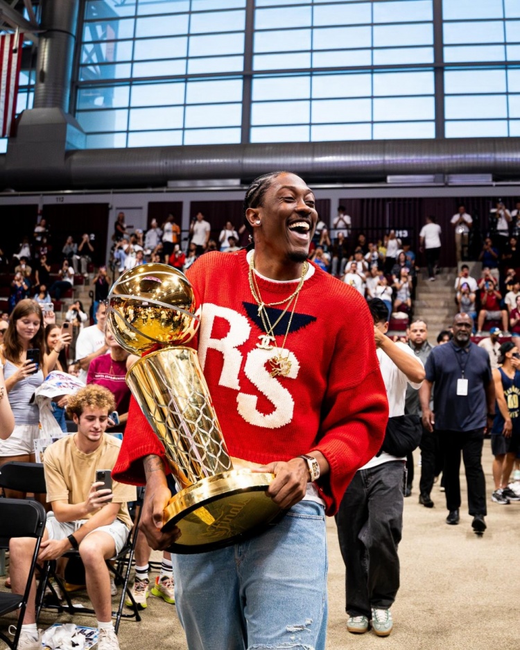 凱旋歸來！杰倫-威廉姆斯帶著總冠軍獎(jiǎng)杯重返母校！