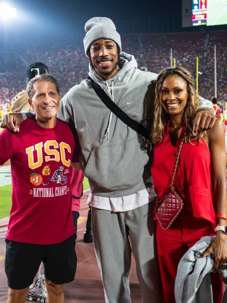 永遠的特洛伊人！德羅贊回母校南加大看橄欖球 與校友開心互動