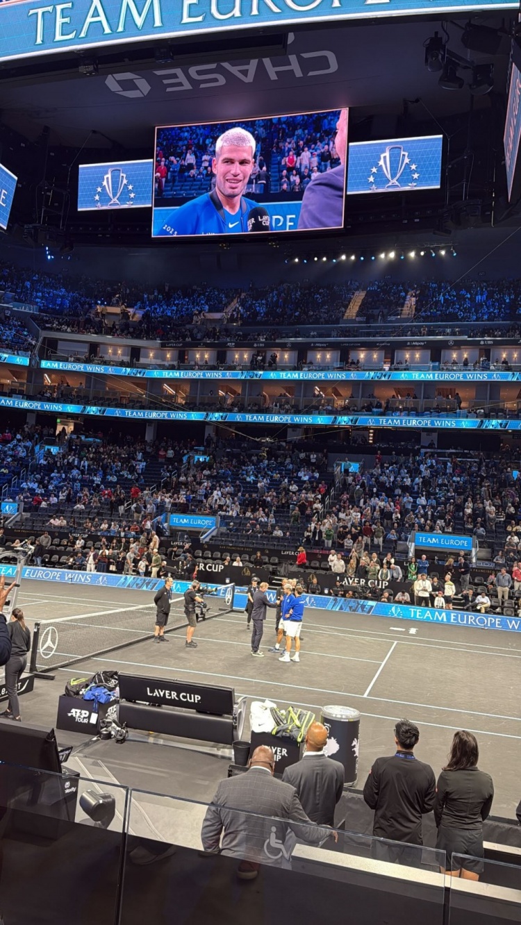 在現(xiàn)場(chǎng)！希爾德在大通中心看阿爾卡拉斯比賽 后者銀發(fā)造型帥氣