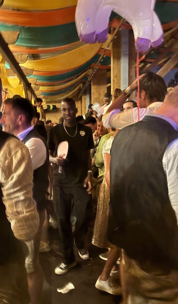 圖片報：周日晚孔帕尼和多名球員私下參加啤酒節(jié)，杰克遜身穿常服