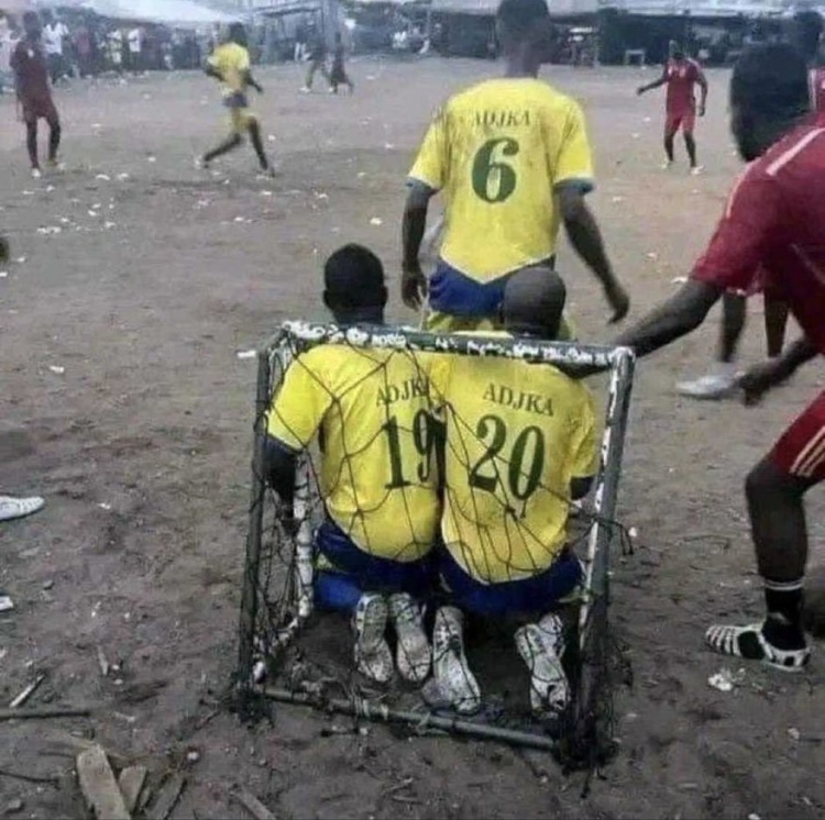 今日趣圖：中鋒踢后衛(wèi)、禁區(qū)擺大巴，瓜帥最終成了穆帥的樣子~