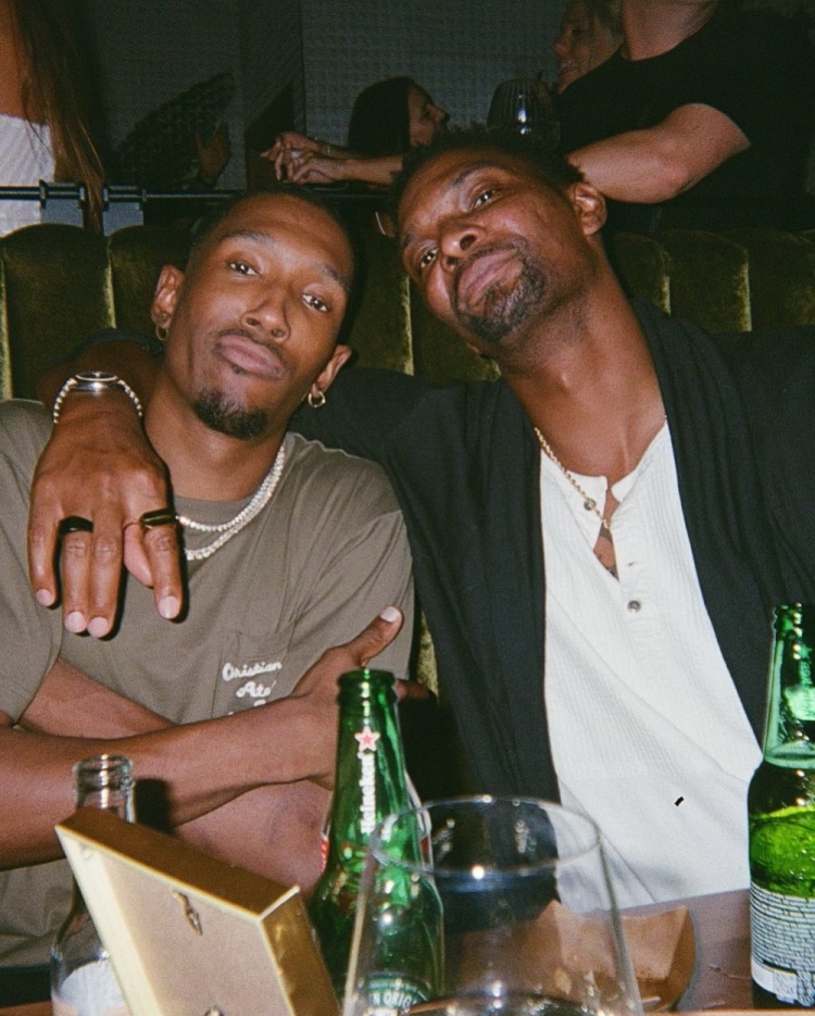 享受生活！約什-理查德森曬和老大哥波什合照！