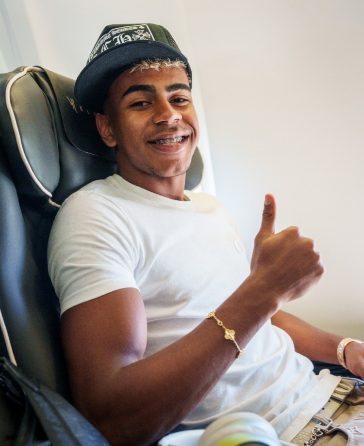 巴薩官推曬亞馬爾、拉菲尼亞等前往金球獎典禮照：巴黎等待我們