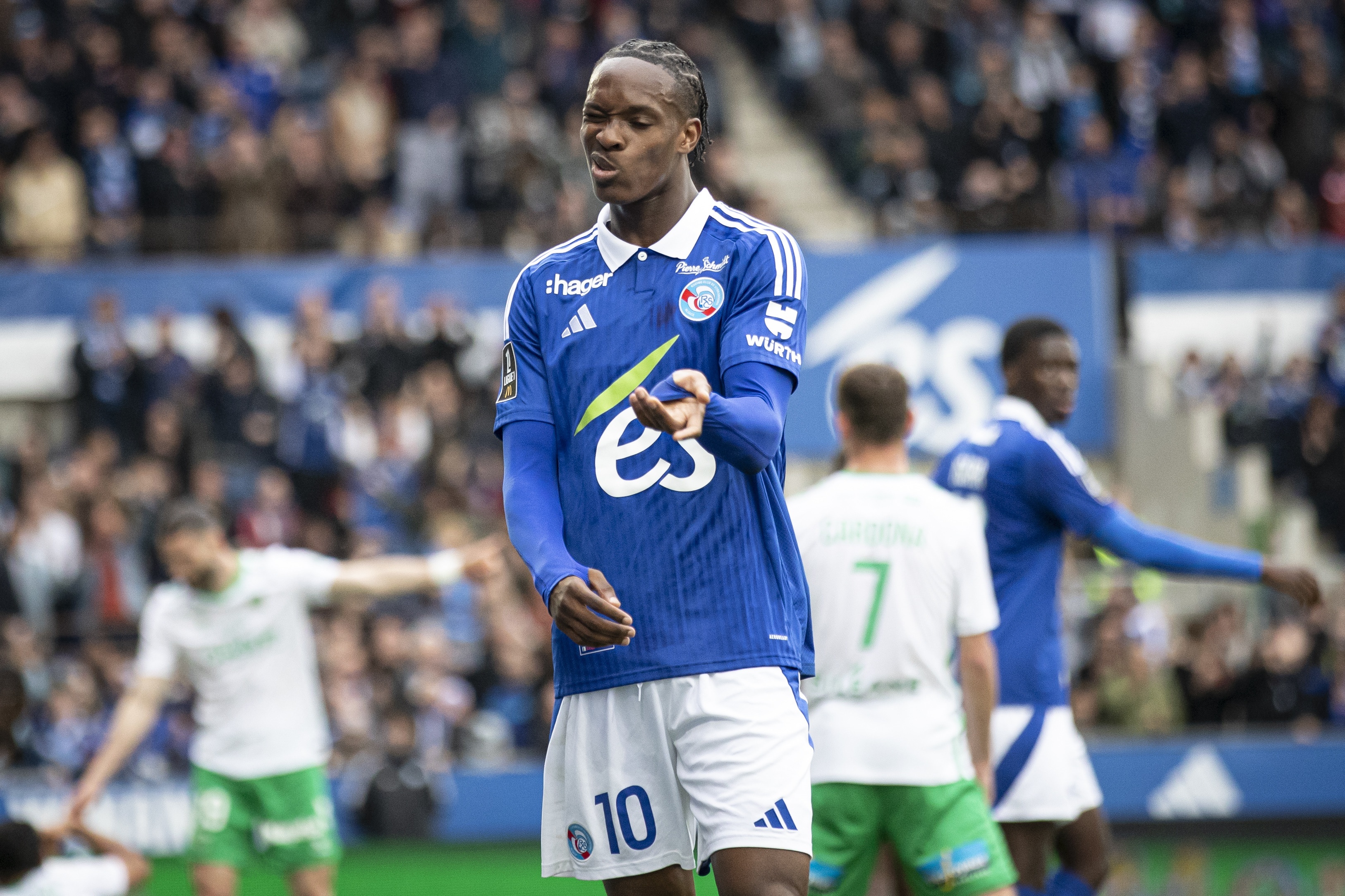 隊報：埃梅加傳射助斯特拉斯堡客勝，向攻擊他的極端球迷怒吼