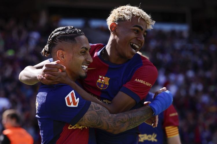 隊報：亞馬爾與金球獎所代表的風(fēng)度相去甚遠(yuǎn)，拉菲尼亞比他更全面