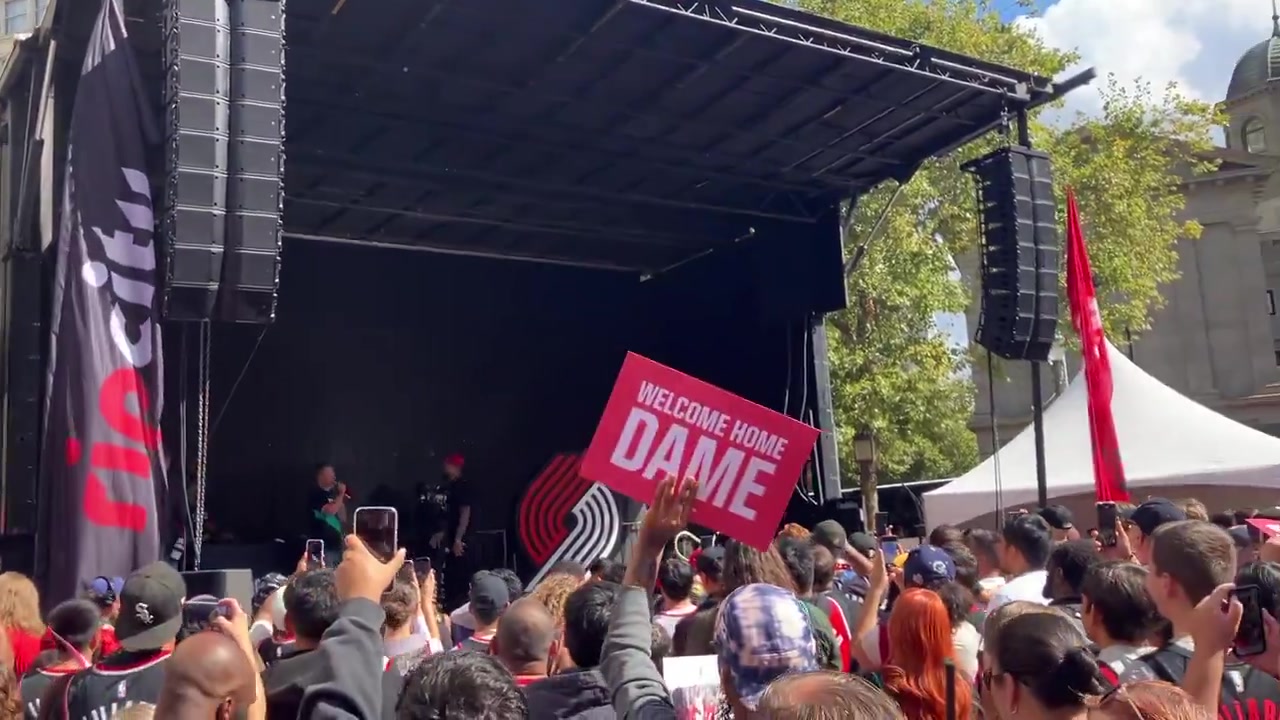 楊瀚森與利拉德?lián)肀?！開拓者舉辦活動 歡迎35歲利指導(dǎo)回家