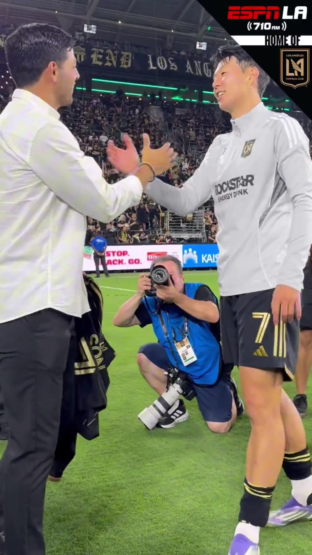 孫興慜賽后與洛杉磯FC名宿卡洛斯-貝拉互動(dòng)，并為他簽名