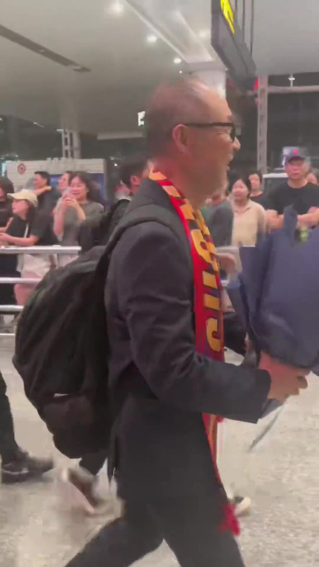 將接手重慶銅梁龍！重慶廣電曬視頻：張外龍已抵達江北國際機場