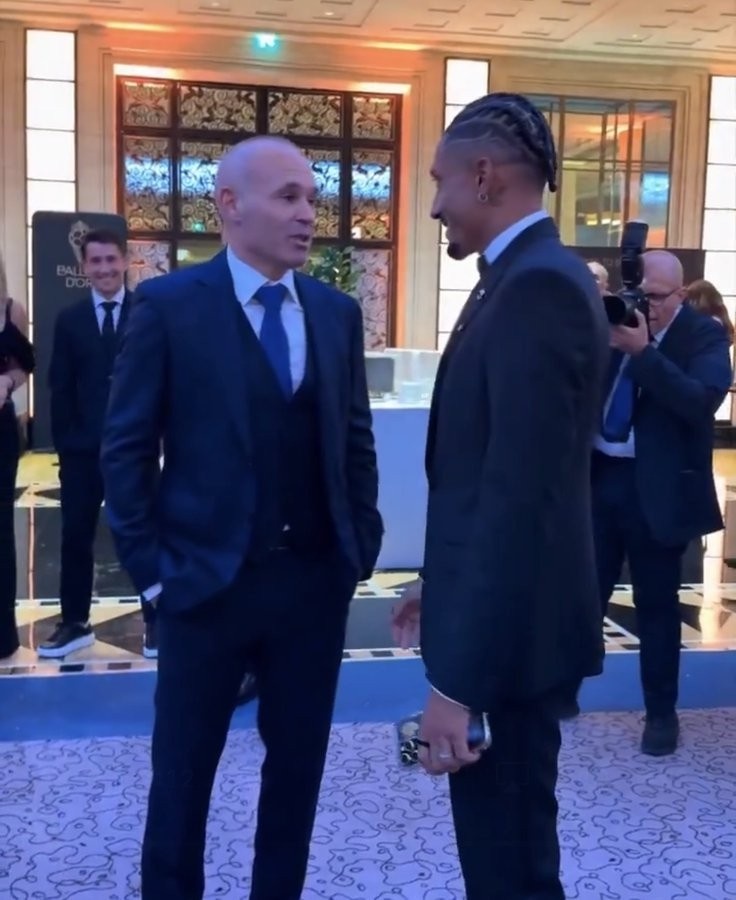 伊涅斯塔現(xiàn)身金球獎頒獎典禮，與拉菲尼亞交談