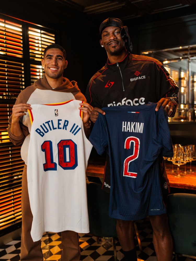 足籃跨界！勇士社媒曬照：巴特勒與大巴黎球星阿什拉夫交換球衣