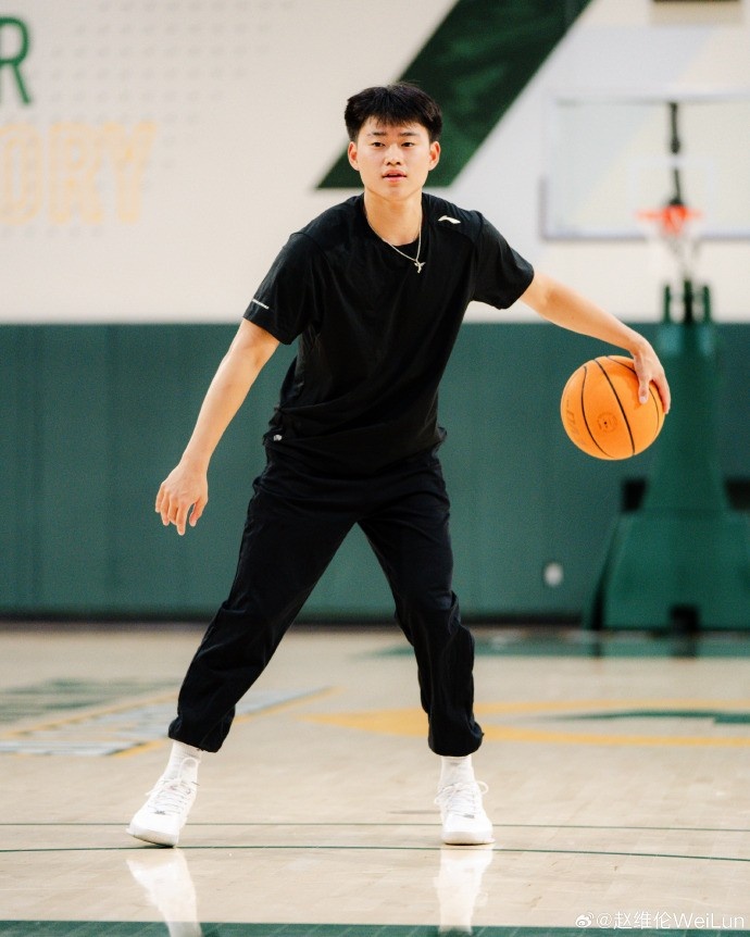 厲兵秣馬！趙維倫曬多張訓(xùn)練照 背景舊金山大學(xué)配色清晰可見