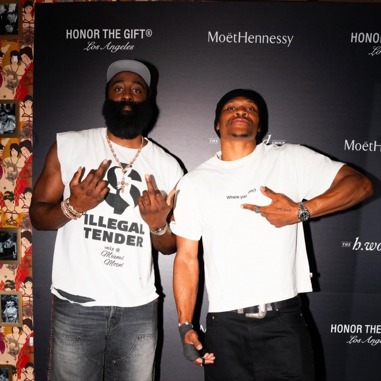 夏天結(jié)束了！哈登曬多圖回顧休賽期 其中還有與威少的同框照