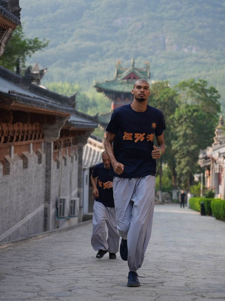 支線任務(wù)結(jié)束！馬刺曬組圖回顧文班夏天之旅：封面為少林寺之行