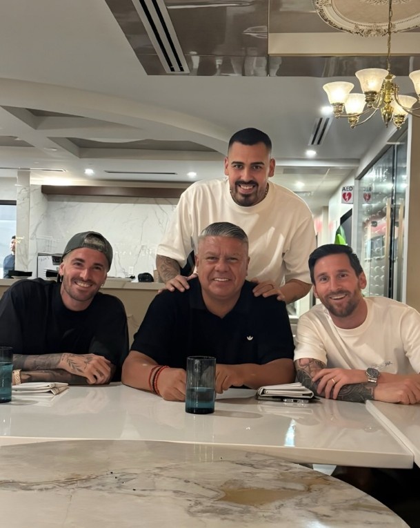 阿根廷足協(xié)主席塔皮亞過生日，梅西、德保羅參加