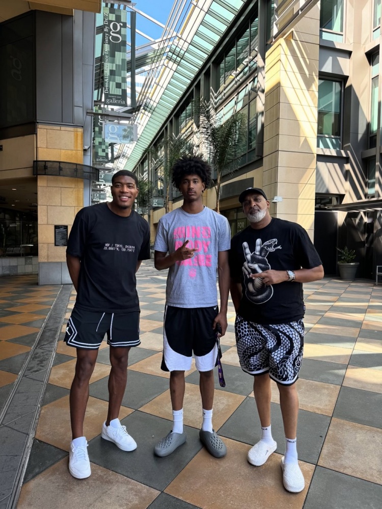 為歸化踩踩點？阿里扎兒子塔基閃現(xiàn)日本 與八村塁&漢迪合影