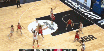 真強(qiáng)硬！U16湯雅童籃下低位接球 轉(zhuǎn)身硬吃打進(jìn)！