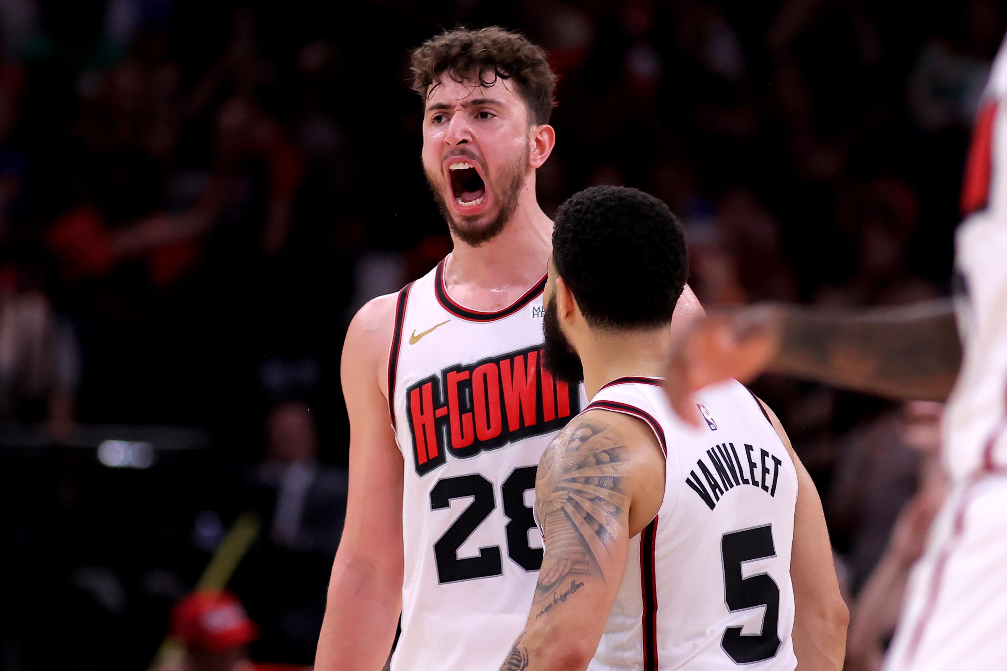 這算好消息？上賽季火箭雙塔在范弗里特下場時 正負(fù)值更高