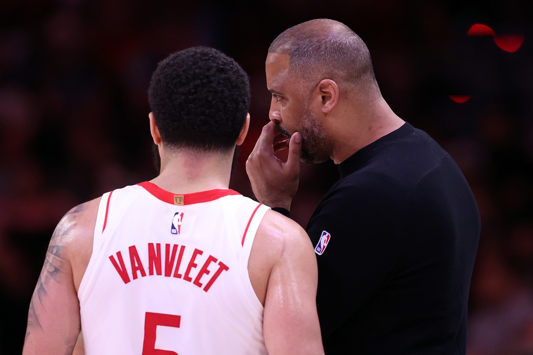 媒體人：范弗里特倒下后火箭幾乎沒法立刻補救 威少&本西都沒法簽