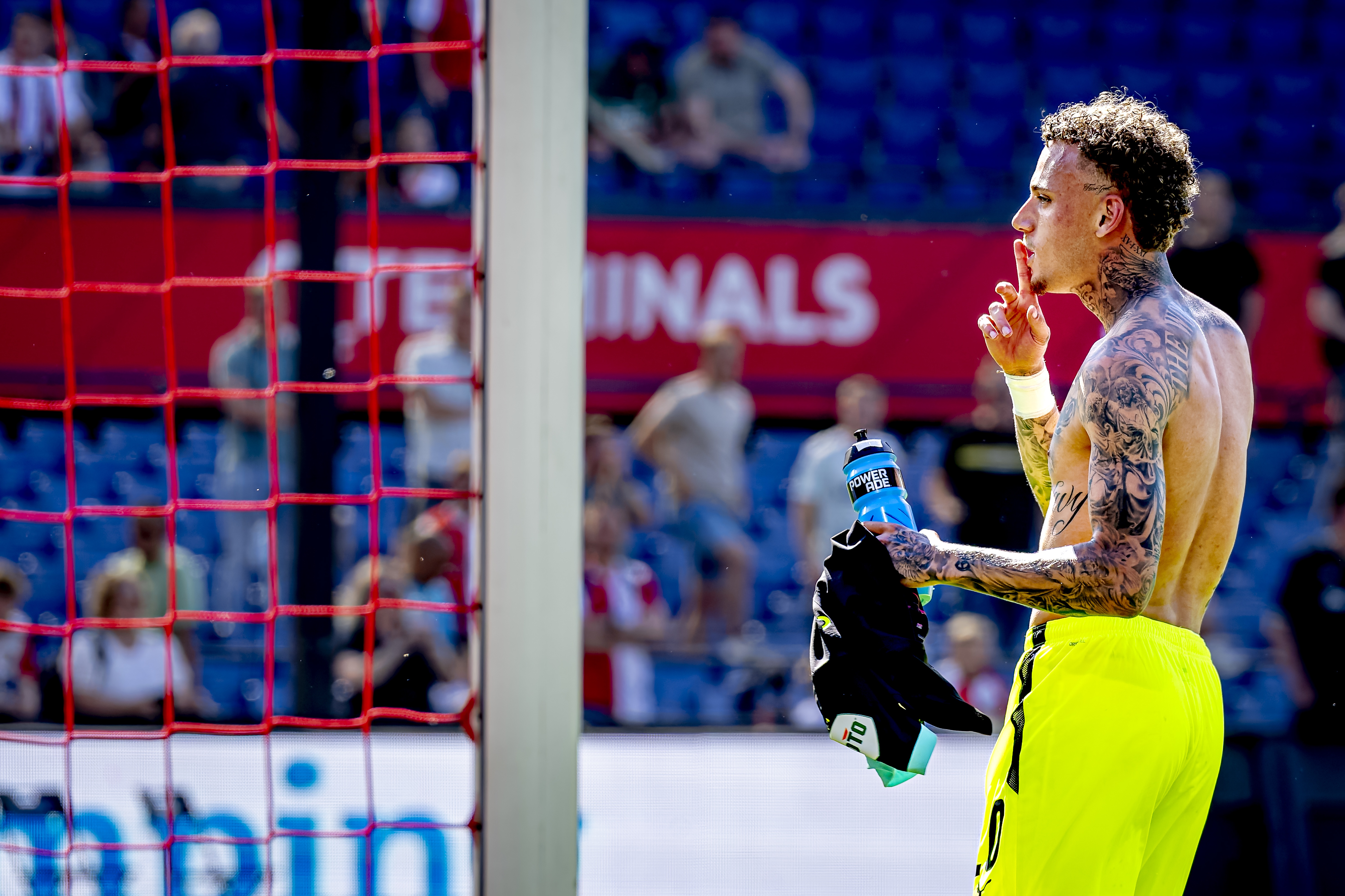 意媒：諾阿-朗因無緣出場(chǎng)一腳踢飛水瓶，并將訓(xùn)練背心扔到了空中