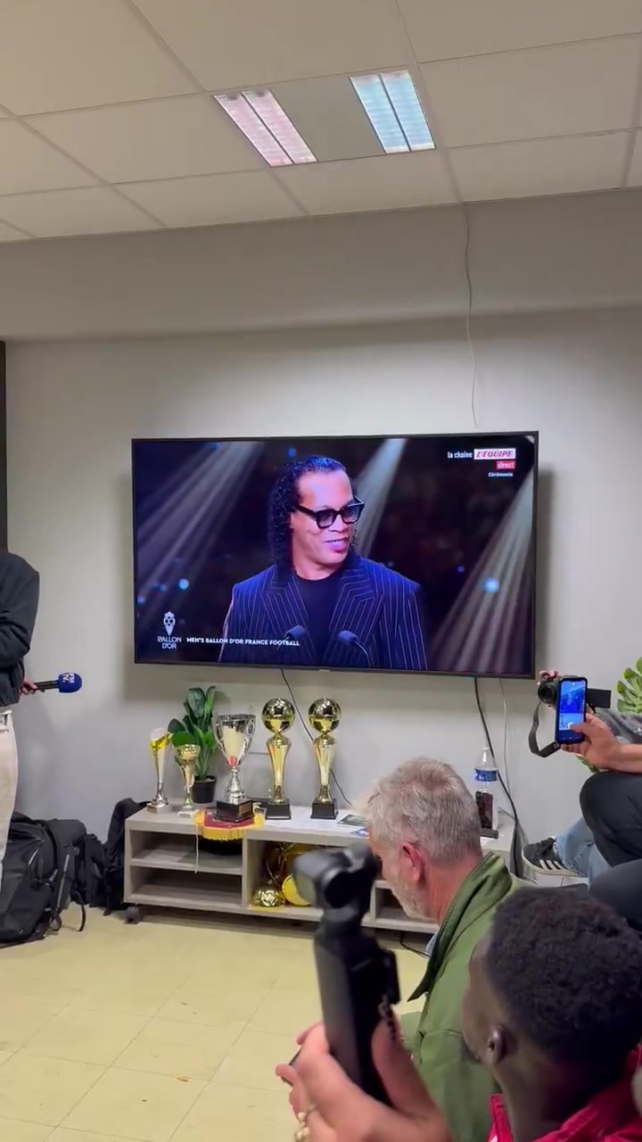 榜樣！登貝萊青訓母隊埃夫勒觀看金球典禮，官宣后孩子們瞬間沸騰