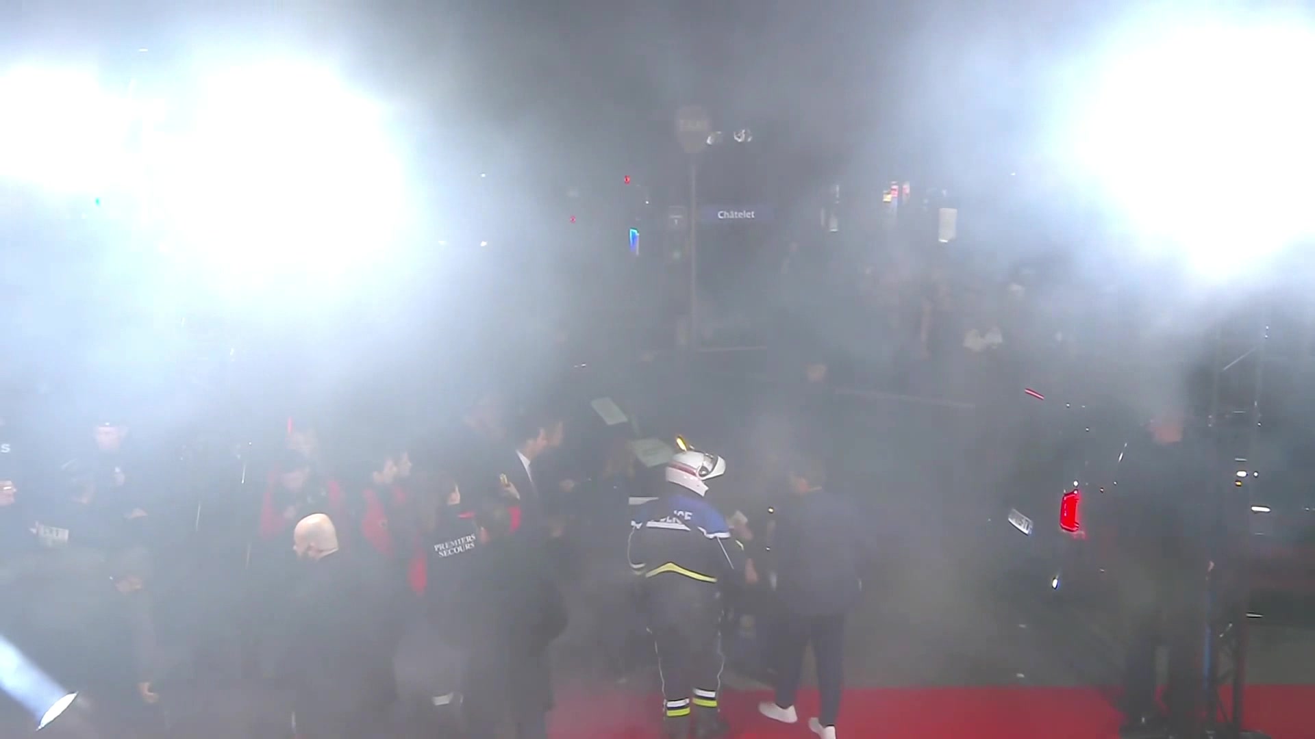 ??金球獎頒獎典禮結(jié)束后，場外很多群眾大喊“XX巴薩”