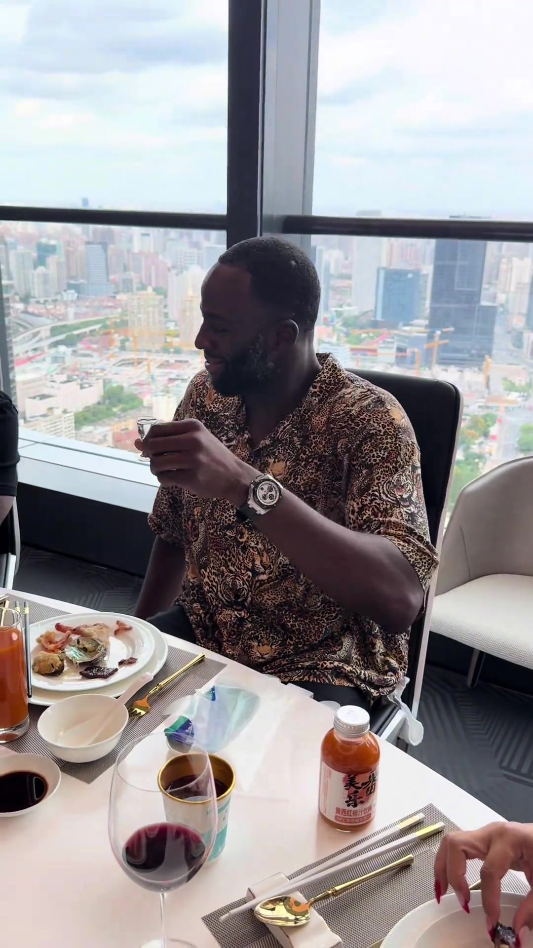 表情絕了??追夢(mèng)中國行喝茅臺(tái) 中文社媒：白酒兩斤半 啤酒隨便灌