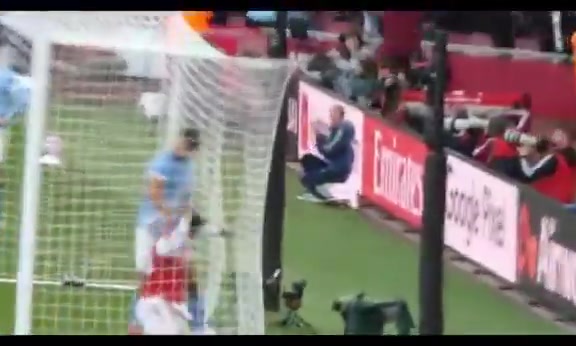 槍手絕平后蘇維門迪從球網(wǎng)拿球準(zhǔn)備開球，被魯本·迪亞斯一把拽倒