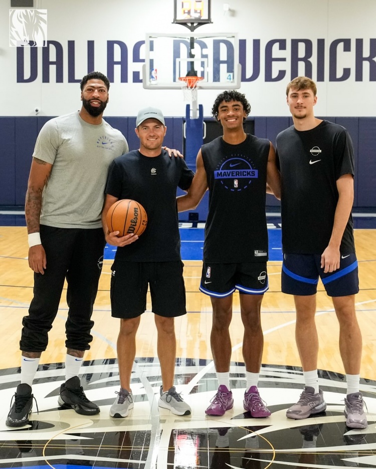 喬丹-斯皮思探營獨(dú)行俠 并與濃眉&弗拉格&克里斯蒂等人合影