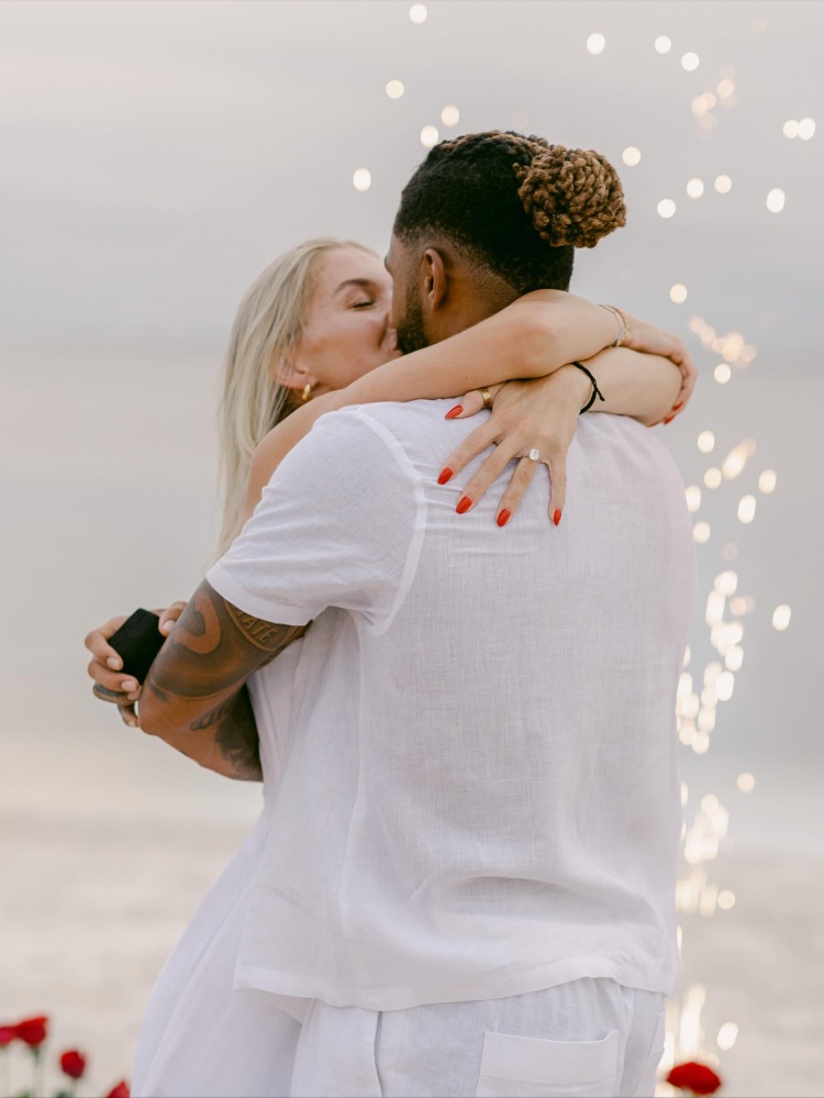 浪漫沙灘見證！拉塞爾向女友求婚成功！