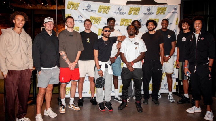 籃球場外繼續(xù)配合！老鷹隊(duì)友參加特雷-楊基金會(huì)匹克球活動(dòng)