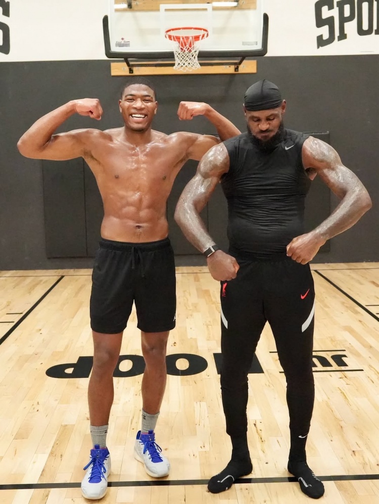 訓(xùn)練師曬今夏訓(xùn)練照合集：詹姆斯父子 馬克西 八村塁 德羅贊領(lǐng)銜