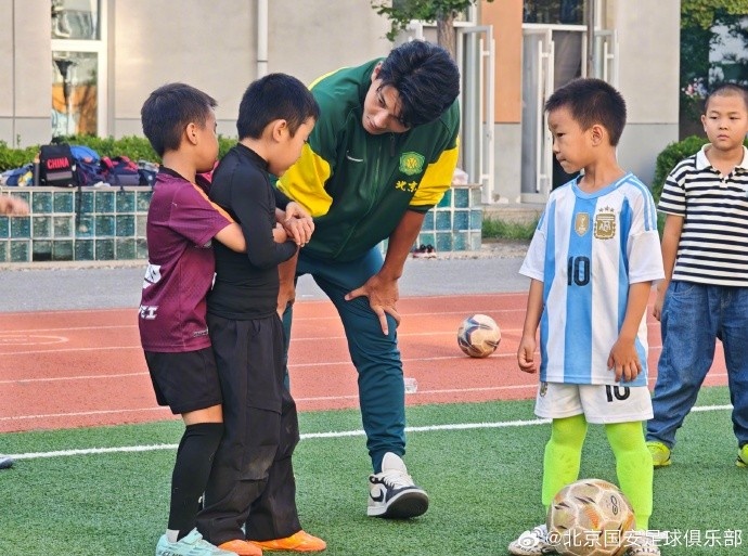 國安球員走進(jìn)北京小學(xué)翡翠城分校，開展足球公益課活動