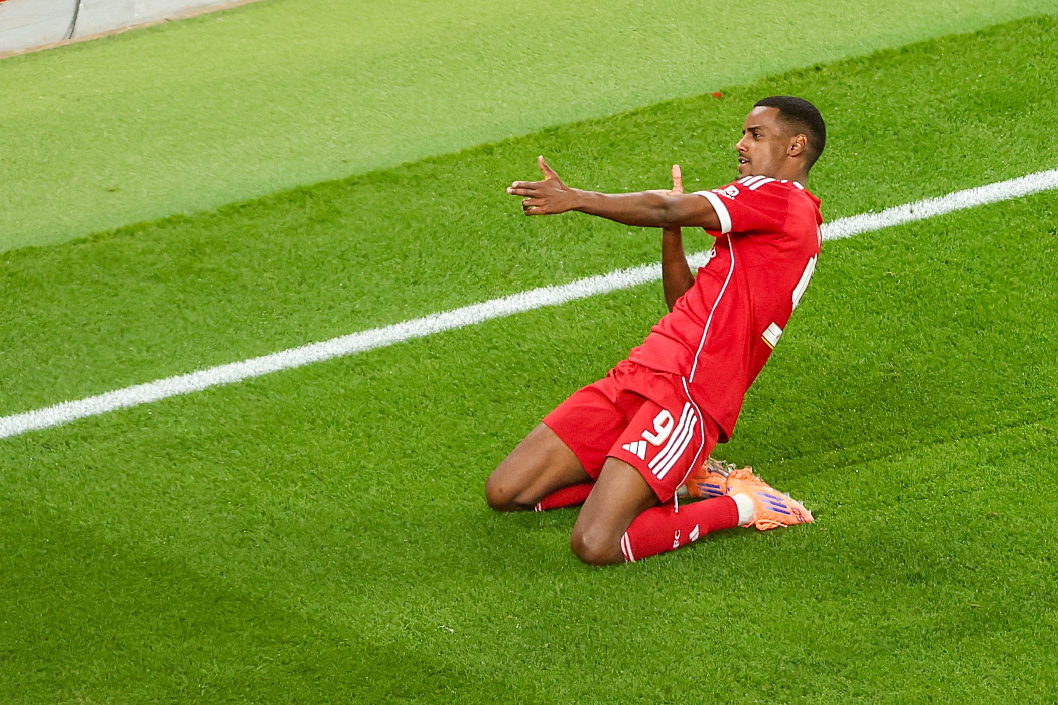 天時地利人和！1.45億伊薩克斬首球，?；倏巳炯t送標王戰(zhàn)勁敵？