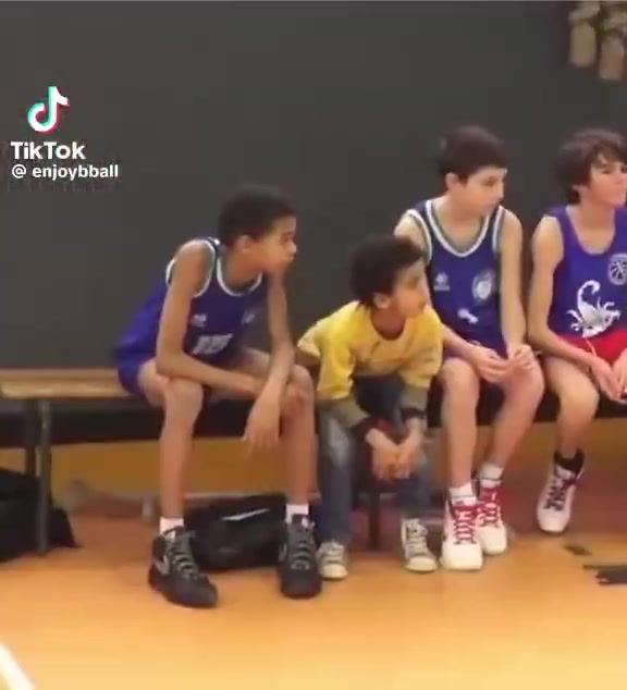 ??很喜歡生氣砸球??！小時候的文班亞馬是怎么打球的？