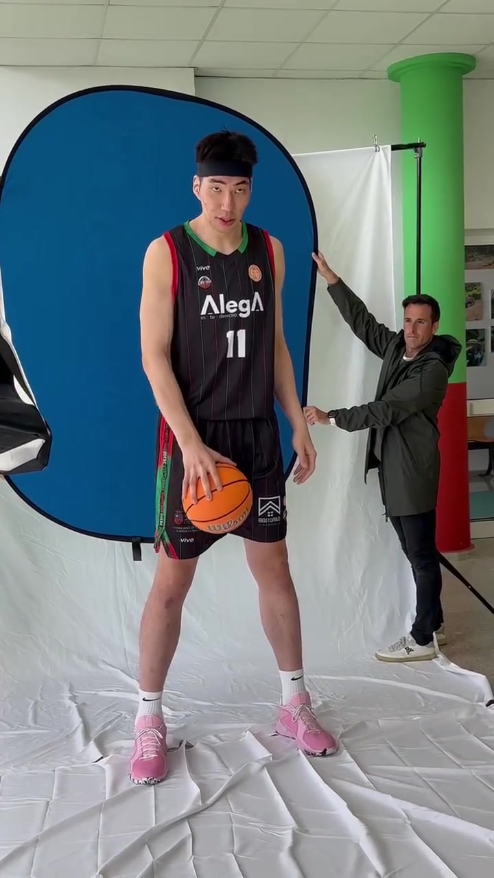 余嘉豪拍定妝照花絮出爐 單手輕松抓球&面對(duì)鏡頭霸氣怒吼