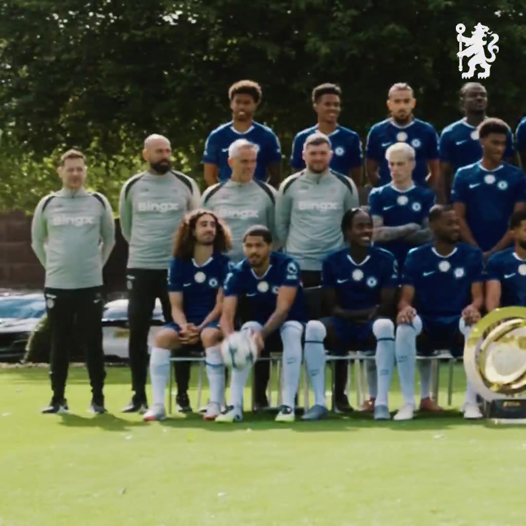 切爾西官推曬全家福拍攝花絮：教練玩庫庫雷利亞頭發(fā)