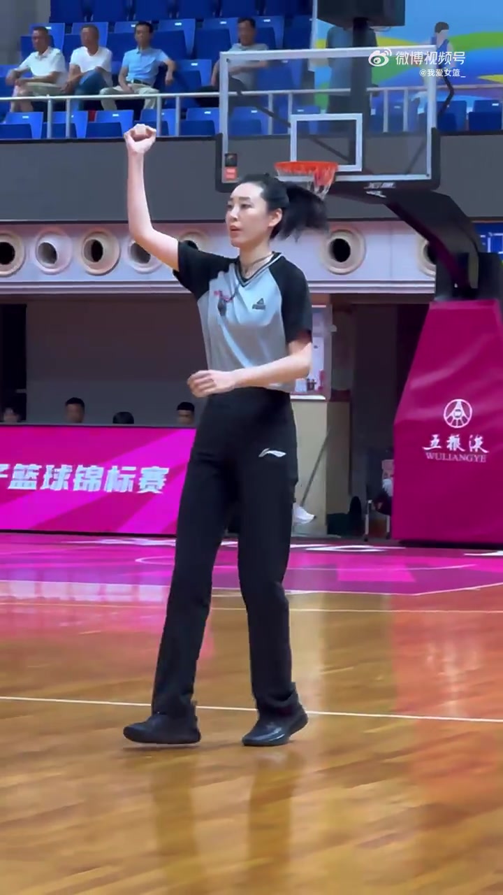 又美又颯！全國(guó)女籃錦標(biāo)賽的女裁判王陽成賽場(chǎng)上另一道靚麗的風(fēng)景