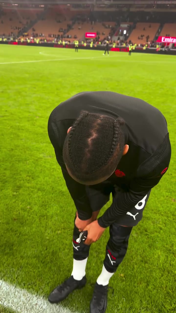 被問是否還有氣球，恩昆庫(kù)從球襪里掏出來(lái)并回答：我一直都等著用