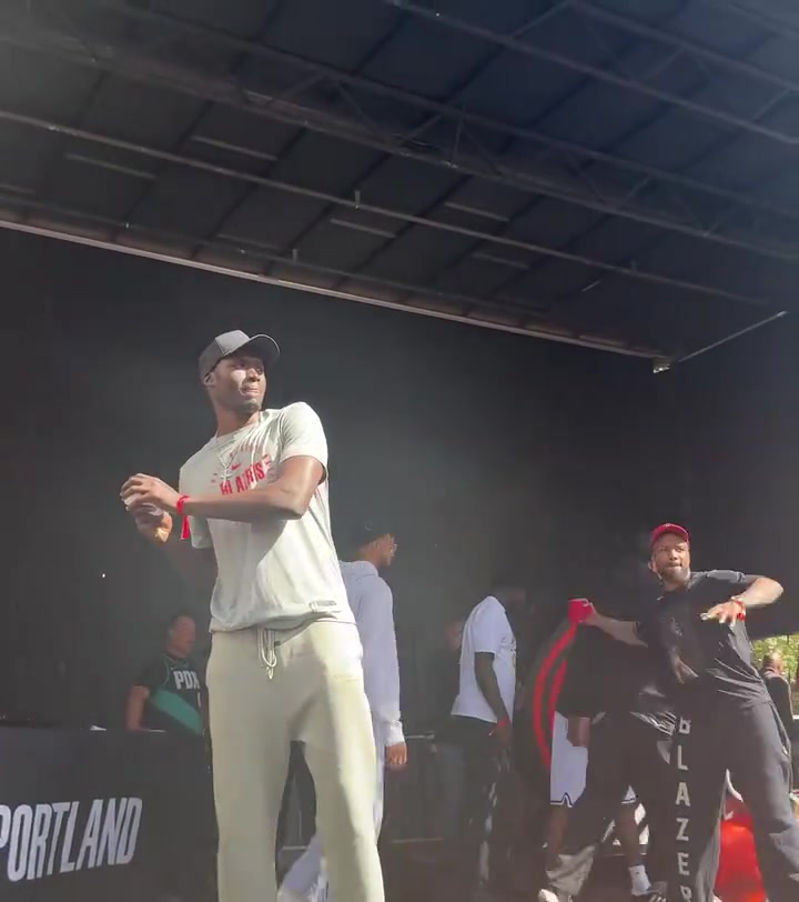 略生澀~楊瀚森參加利拉德球迷見面會 和開拓者球迷互動