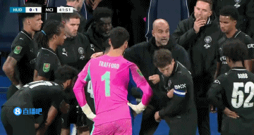 瓜迪奧拉場邊激情講解戰(zhàn)術(shù)，還拉住福登特意多叮囑兩句