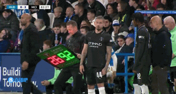 曼晚：菲利普斯剛迎來第二個孩子，踢完比賽立刻趕回倫敦陪家人