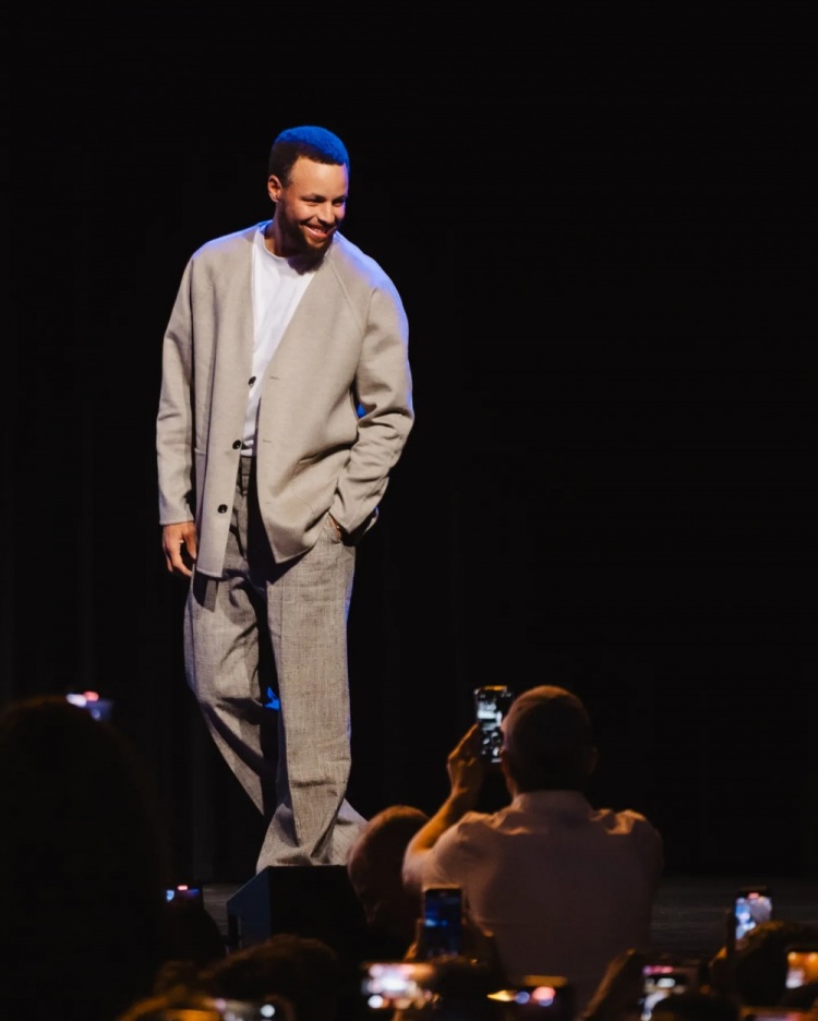 庫(kù)里：進(jìn)NBA曾是一個(gè)遙不可及的夢(mèng)想 我的超能力是職業(yè)精神