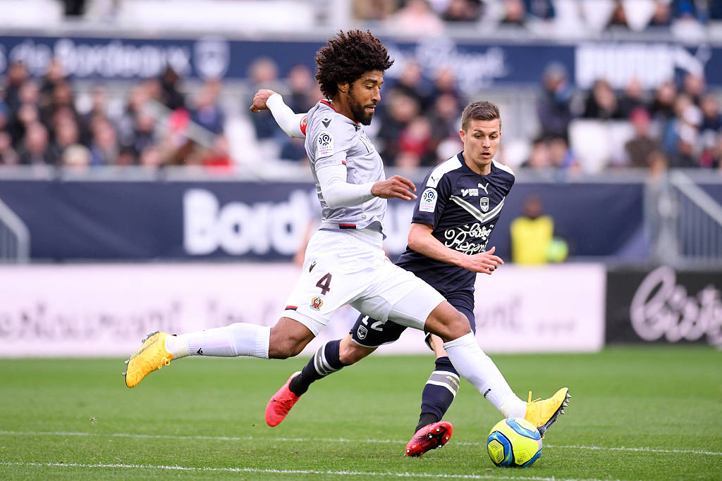 41歲零11個月，丹特成為在歐聯(lián)杯出場最年長的非門將球員