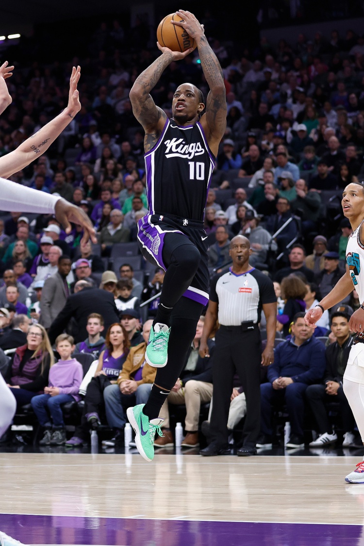 德羅贊：我打球從不系鞋帶 小時候怕把鞋弄皺了就不系 后來習慣了