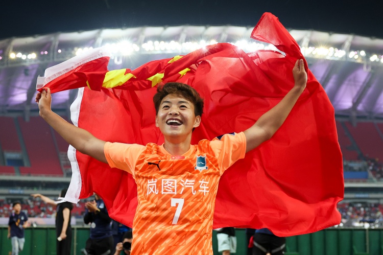 率武漢女足亞冠奪冠！官方：王霜入選亞足聯(lián)年度最佳女足球員候選